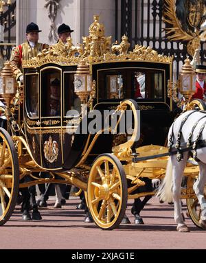 Londres 17 juillet 2024 la reine Camilla et le roi Charles III voyagent dans le Diamond State Coach dans le Mall pour l'ouverture du Parlament Banque D'Images