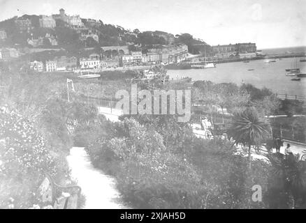 La vue sur le port et les bâtiments environnants depuis Waldon Hill, Torquay, Devon. Cette photographie est tirée d'un original édouardien, vers 1910. L'original faisait partie d'un album de 150 photographies d'albumen, de qualité variable, dont beaucoup j'ai photographié. La collection comprenait des images en particulier de l'île de Man et du comté anglais du Devonshire. Des annotations ont été incluses dans l'album mais, malheureusement, il n'y avait pas de dates précises. Les photos originales étaient en moyenne 6x4 ½ pouces. Banque D'Images