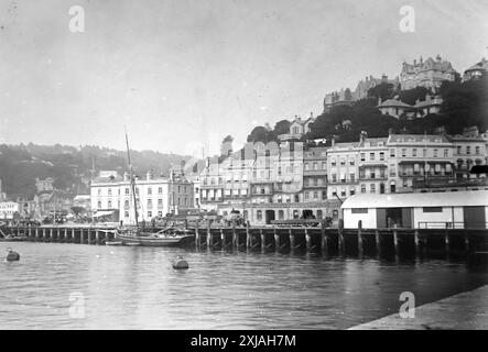 Beacon Terrace, surplombant le port. Torquay, Devon. Cette photographie est tirée d'un original édouardien, vers 1910. L'original faisait partie d'un album de 150 photographies d'albumen, de qualité variable, dont beaucoup j'ai photographié. La collection comprenait des images en particulier de l'île de Man et du comté anglais du Devonshire. Des annotations ont été incluses dans l'album mais, malheureusement, il n'y avait pas de dates précises. Les photos originales étaient en moyenne 6x4 ½ pouces. Banque D'Images