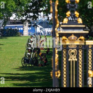 Westminster, Londres, Royaume-Uni. 17 juillet 2024. Le roi Charles III assiste à l’ouverture du Parlement et présente le discours du roi, marquant officiellement la nouvelle session du Parlement. La cérémonie est entourée de faste, de tradition et de couleur. La troupe du roi Royal Horse Artillery tire un salut de 41 canons depuis Green Park pour marquer l’arrivée du roi Charles III au Parlement. Un salut supplémentaire de 41 armes marque l'anniversaire de la reine Camilla. Crédit : Malcolm Park/Alamy Live News Banque D'Images