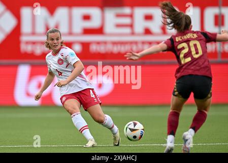 Stade Daio Wasabi Stayen Emma Faerge (4) du Danemark photographié en action lors d'un match de football entre les équipes nationales féminines de Belgique, appelées les Red Flames et du Danemark lors de la cinquième journée du groupe A2 dans la phase de la ligue des qualifications européennes féminines de l'UEFA 2023-24, le vendredi 12 juillet 2024 à Sint-Truiden , Belgique . Photo SPP | David Catry (David Catry / SPP) Banque D'Images