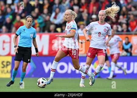 Daio Wasabi Stayen Stadium Pernille Harder (10 ans) du Danemark et Amalie Vangsgaard (9 ans) du Danemark photographiés en action lors d'un match de football entre les équipes nationales féminines de Belgique, appelé les Red Flames et le Danemark pour la cinquième journée du Groupe A2 dans la phase de championnat des qualifications européennes féminines de l'UEFA 2023-24, le vendredi 12 juillet 2024 à Sint-Truiden , Belgique . Photo SPP | David Catry (David Catry / SPP) Banque D'Images