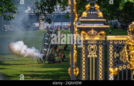 Westminster, Londres, Royaume-Uni. 17 juillet 2024. Le roi Charles III assiste à l’ouverture du Parlement et présente le discours du roi, marquant officiellement la nouvelle session du Parlement. La cérémonie est entourée de faste, de tradition et de couleur. La troupe du roi Royal Horse Artillery tire un salut de 41 canons depuis Green Park pour marquer l’arrivée du roi Charles III au Parlement. Un salut supplémentaire de 41 armes marque l'anniversaire de la reine Camilla. Crédit : Malcolm Park/Alamy Live News Banque D'Images