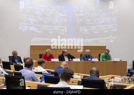 Stephan de Meulenaere, Pascal Dubrulle, Hillal Sor, Dominque Bray et Ronny Liedts photographiés lors d'une session de la Commission de l'économie de la Chambre et de la Commission des affaires sociales, du travail et des pensions au parlement fédéral, à Bruxelles, le mercredi 17 juillet 2024. Au cours de la session, il y aura un échange de vues avec les ministres et une audition avec des représentants de l'ACV, de l'ABVV, de l'ACLVB et d'Agoria sur la restructuration annoncée à Audi Bruxelles. Audi Brussels a annoncé des plans de restructuration de l'usine dans le Vorst / Forest, commune de Bruxelles, au moins 1,500 emplois sont Banque D'Images