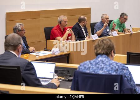 Stephan de Meulenaere, Pascal Dubrulle, Hillal Sor, Dominque Bray et Ronny Liedts photographiés lors d'une session de la Commission de l'économie de la Chambre et de la Commission des affaires sociales, du travail et des pensions au parlement fédéral, à Bruxelles, le mercredi 17 juillet 2024. Au cours de la session, il y aura un échange de vues avec les ministres et une audition avec des représentants de l'ACV, de l'ABVV, de l'ACLVB et d'Agoria sur la restructuration annoncée à Audi Bruxelles. Audi Brussels a annoncé des plans de restructuration de l'usine dans le Vorst / Forest, commune de Bruxelles, au moins 1,500 emplois sont Banque D'Images