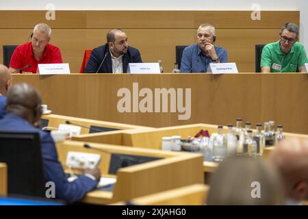 Stephan de Meulenaere, Pascal Dubrulle, Hillal Sor, Dominque Bray et Ronny Liedts photographiés lors d'une session de la Commission de l'économie de la Chambre et de la Commission des affaires sociales, du travail et des pensions au parlement fédéral, à Bruxelles, le mercredi 17 juillet 2024. Au cours de la session, il y aura un échange de vues avec les ministres et une audition avec des représentants de l'ACV, de l'ABVV, de l'ACLVB et d'Agoria sur la restructuration annoncée à Audi Bruxelles. Audi Brussels a annoncé des plans de restructuration de l'usine dans le Vorst / Forest, commune de Bruxelles, au moins 1,500 emplois sont Banque D'Images