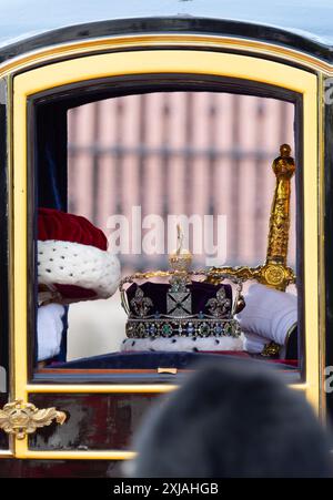 Westminster, Londres, Royaume-Uni. 17 juillet 2024. Le roi Charles III assiste à l’ouverture du Parlement et présente le discours du roi, marquant officiellement la nouvelle session du Parlement. La cérémonie est entourée de faste, de tradition et de couleur. State Regalia voyage en voiture vers et depuis le Parlement pour la cérémonie. Crédit : Malcolm Park/Alamy Live News Banque D'Images