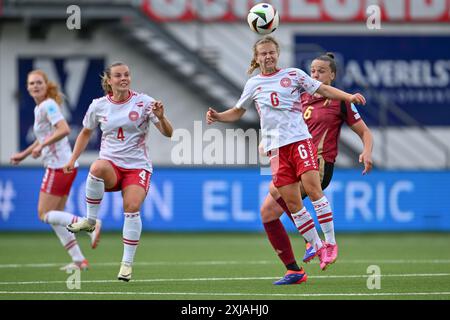 Sint Truiden, Belgique. 12 juillet 2024. Stade Daio Wasabi Stayen Emma Faerge (4) du Danemark regardant Josefine Hasbo (6) du Danemark et Tine de Caigny (6) de Belgique combattant pour le ballon lors d'un match de football entre les équipes nationales féminines de Belgique, appelé les Red Flames et le Danemark pour la cinquième journée du Groupe A2 dans la phase de championnat des qualifications européennes féminines de l'UEFA 2023-24, le vendredi 12 juillet 2024 à Sint-Truiden, Belgique . Photo SPP | David Catry (David Catry/SPP) crédit : SPP Sport Press photo. /Alamy Live News Banque D'Images