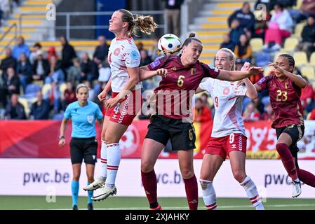 Stade Daio Wasabi Stayen Emma Faerge (4) du Danemark, Tine de Caigny (6) de Belgique, Amalie Vangsgaard (9) du Danemark et Kassandra Missipo (23) de Belgique qui combattent pour le ballon lors d'un match de football entre les équipes nationales féminines de Belgique, appelé les Red Flames et le Danemark pour la cinquième journée du Groupe A2 dans la phase de championnat des qualifications européennes féminines de l'UEFA 2023-24, le vendredi 12 juillet 2024 à Sint-Truiden , Belgique . Photo SPP | David Catry (David Catry / SPP) Banque D'Images