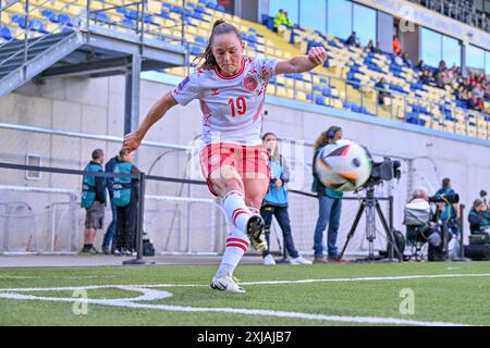 Sint Truiden, Belgique. 12 juillet 2024. Daio Wasabi Stayen Stadium Janni Thomsen (19 ans) du Danemark photographié en action lors d'un match de football entre les équipes nationales féminines de Belgique, appelées les Red Flames et du Danemark lors de la cinquième journée du groupe A2 dans la phase de la ligue des qualifications européennes féminines de l'UEFA 2023-24, le vendredi 12 juillet 2024 à Sint-Truiden, Belgique . Photo SPP | David Catry (David Catry/SPP) crédit : SPP Sport Press photo. /Alamy Live News Banque D'Images