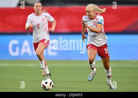Sint Truiden, Belgique. 12 juillet 2024. Daio Wasabi Stayen Stadium Pernille Harder (10) du Danemark photographié en action lors d'un match de football entre les équipes nationales féminines de Belgique, appelées les Red Flames et du Danemark lors de la cinquième journée du Groupe A2 dans la phase de championnat de la compétition des qualifications européennes féminines de l'UEFA 2023-24, le vendredi 12 juillet 2024 à Sint-Truiden, Belgique . Photo SPP | David Catry (David Catry/SPP) crédit : SPP Sport Press photo. /Alamy Live News Banque D'Images