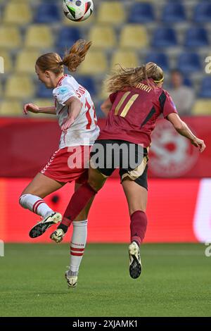 Daio Wasabi Stayen Stadium Sara Holmgaard (18), danoise, combattant pour le ballon avec Janice Cayman (11), de Belgique, lors d'un match de football entre les équipes nationales féminines de Belgique, appelé les Red Flames et le Danemark pour la cinquième journée du Groupe A2 dans la phase de championnat des qualifications européennes féminines de l'UEFA 2023-24, le vendredi 12 juillet 2024 à Sint-Truiden , Belgique . Photo SPP | David Catry (David Catry / SPP) Banque D'Images