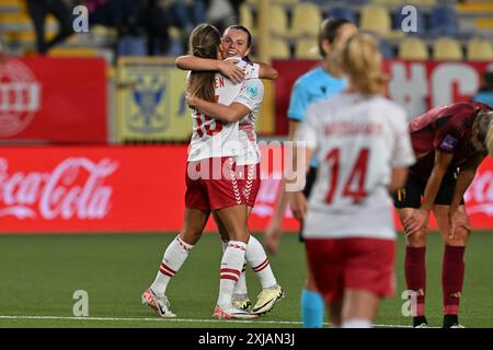 Sint Truiden, Belgique. 12 juillet 2024. Daio Wasabi Stayen Stadium Frederikke Thogersen (15 ans) du Danemark et Emma Faerge (4 ans) du Danemark célèbrent après avoir remporté un match de football entre les équipes nationales féminines de Belgique, appelé les Red Flames et le Danemark pour la cinquième journée du Groupe A2 dans la phase de championnat des qualifications européennes féminines de l'UEFA 2023-24, le vendredi 12 juillet 2024 à Sint-Truiden, Belgique . Photo SPP | David Catry (David Catry/SPP) crédit : SPP Sport Press photo. /Alamy Live News Banque D'Images