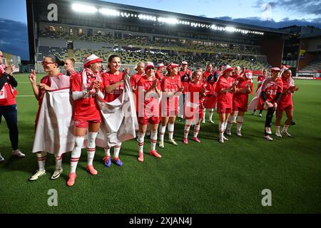 Sint Truiden, Belgique. 12 juillet 2024. Les joueuses du stade Daio Wasabi Stayen du Danemark célèbrent après avoir gagné et se qualifier après un match de football entre les équipes nationales féminines de Belgique, appelées les Red Flames et du Danemark, lors de la cinquième journée du Groupe A2 dans la phase de la ligue de la compétition des qualifications européennes féminines de l'UEFA 2023-24, le vendredi 12 juillet 2024 à Sint-Truiden, Belgique . Photo SPP | David Catry (David Catry/SPP) crédit : SPP Sport Press photo. /Alamy Live News Banque D'Images