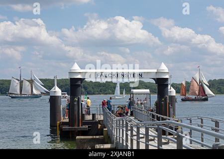 Ferry Bridge Falckenstein, bateaux à voile, Kiel week, Kiel Fjord, Kiel, Schleswig-Holstein, Allemagne Banque D'Images