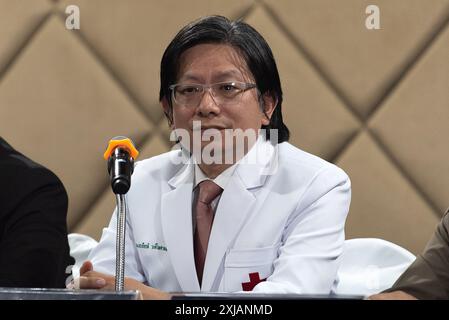 Kornkiat Vongpaisarnsin, chef du département de médecine légale de l'école de médecine de l'Université Chulalongkorn, s'adresse aux médias lors d'une conférence de presse sur l'enquête après que 6 personnes ont été retrouvées mortes à l'hôtel Hyatt Erawan à Bangkok. Six (6) Vietnamiens (dont 2 avaient la citoyenneté américaine et 4 ressortissants vietnamiens) ont été retrouvés morts dans une chambre d'hôtel de l'hôtel Grand Hyatt Erawan au centre de Bangkok. En fin de soirée du 16 juillet 2024 et le 17 juillet 2024, les premiers résultats de l'autopsie ont montré des traces de cyanure et trouvé du cyanure dans le sang de tous les 6 corps, Tha Banque D'Images