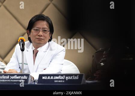 Kornkiat Vongpaisarnsin, chef du département de médecine légale de l'école de médecine de l'Université Chulalongkorn, s'adresse aux médias lors d'une conférence de presse sur l'enquête après que 6 personnes ont été retrouvées mortes à l'hôtel Hyatt Erawan à Bangkok. Six (6) Vietnamiens (dont 2 avaient la citoyenneté américaine et 4 ressortissants vietnamiens) ont été retrouvés morts dans une chambre d'hôtel de l'hôtel Grand Hyatt Erawan au centre de Bangkok. En fin de soirée du 16 juillet 2024 et le 17 juillet 2024, les premiers résultats de l'autopsie ont montré des traces de cyanure et trouvé du cyanure dans le sang de tous les 6 corps, Tha Banque D'Images