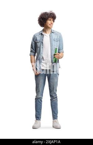 Jeune homme aux cheveux bouclés tenant une bouteille de bière isolé sur fond blanc Banque D'Images