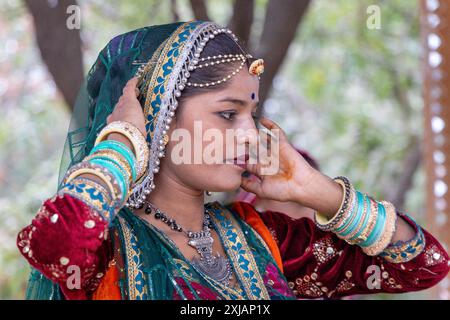 jeune fille indienne dans la tenue traditionnelle rajasthani gros plans sous un angle différent Banque D'Images