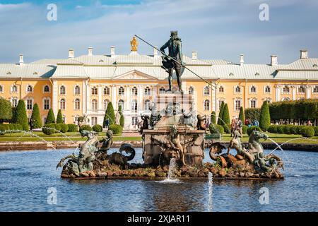 Peterhof, Saint-Pétersbourg, Russie - 1er septembre 2012 : vue du sud sur la fontaine de Neptune et le palais du Grand Petergof en arrière-plan. Banque D'Images