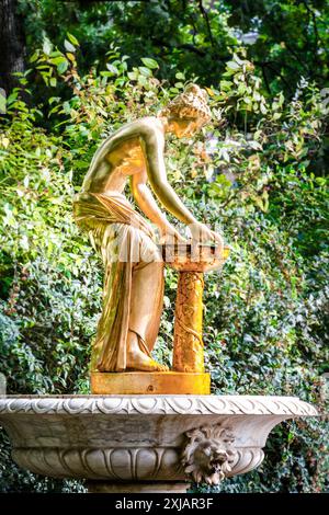 Peterhof, Saint-Pétersbourg, Russie - 1er septembre 2012 : fontaine de nymphe - à l'ouest des fontaines de banc de marbre dans le jardin Petergof. Banque D'Images