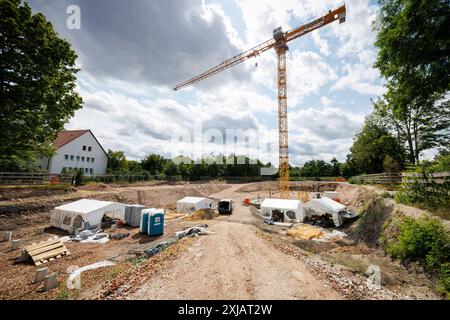 Nuremberg, Allemagne. 17 juillet 2024. Vue d'un chantier de construction où des fouilles archéologiques ont lieu. Des squelettes de centaines de victimes de la peste ont été découverts lors de travaux de construction sur le site en février 2024. Selon l'archéologue de la ville de Nuremberg, c'est le plus grand cimetière de la peste en Allemagne - peut-être même en Europe. Crédit : Daniel Karmann/dpa/Alamy Live News Banque D'Images