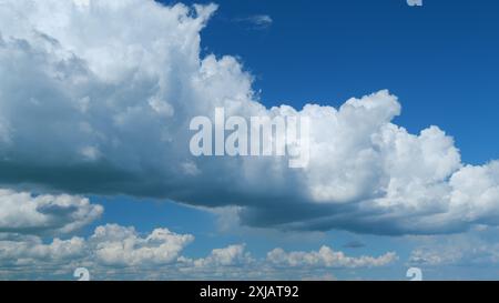 Time lapse. Les nuages sombres changent de forme. Pluie abondante avant une tempête. Déplacement de nuages de pluie bleu foncé. Banque D'Images