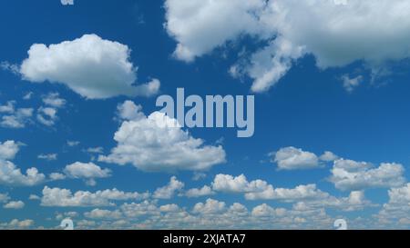 Time lapse. Formation de nuages traversant le ciel bleu. Nuages multicouches blancs et moelleux sur le ciel bleu. Banque D'Images