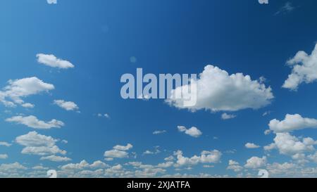 Time lapse. Formation de nuages traversant le ciel bleu. Nuages multicouches blancs et moelleux sur le ciel bleu. Banque D'Images