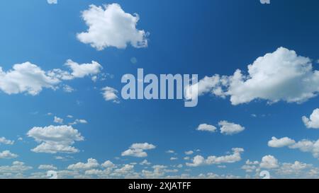 Time lapse. Nuages qui courent à travers le ciel bleu. Nuages blancs bouffants et moelleux Cirrocumulus sur ciel bleu. Banque D'Images