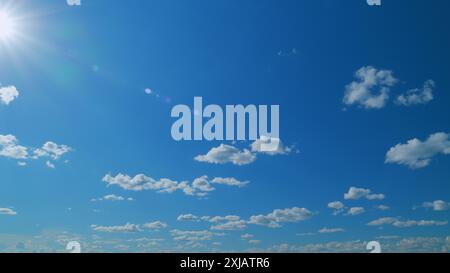 Time lapse. Nuages qui courent à travers le ciel bleu. Nuages blancs bouffants et moelleux Cirrocumulus sur ciel bleu. Banque D'Images