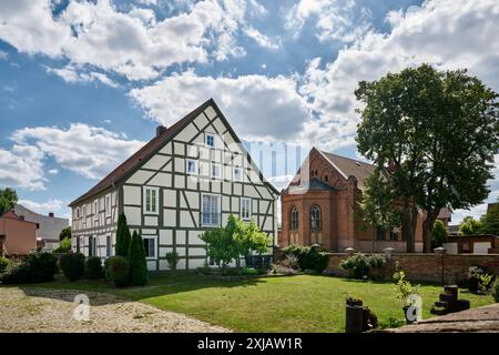 Maison du bourreau avec église de Martins, maisons historiques typiques à colombages à Angermuende, Uckermark, Brandebourg, Allemagne, Europe Banque D'Images