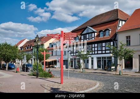 Enseignes et maisons à colombages historiques typiques à Angermuende, Uckermark, Brandebourg, Allemagne, Europe Banque D'Images