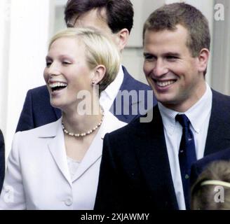 4 Agosto 2001 Londra Archivio Storico Olycom/LaPresse Zara Anne Elizabeth Tindall, nata Phillips (Londra, 15 maggio 1981) è una cavallerizza britannica, figlia della principessa reale Anna e del suo primo marito, il capitano Mark Phillips. È la seconda nipote della regina Elisabetta II e di Filippo di Edimburgo, nonché nipote del re Carlo III. Nella Foto : Zara Anne Elizabeth Tindall e principe William durante il 101° completanno della Regina Madre sur la photo: Zara Anne Elizabeth Tindall et Prince William pendant le 101e anniversaire de la Reine mère crédit : LaPresse/Alamy Live News Banque D'Images