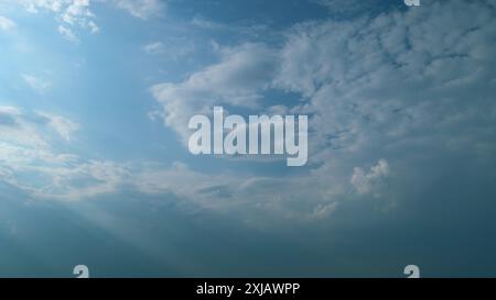 Time lapse. Les nuages d'été flottent à travers le ciel bleu. Ciel bleu nuages blancs. Banque D'Images