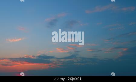 Time lapse. Formation de nuages traversant le ciel bleu. Nuages multicouches blancs et moelleux sur le ciel bleu. Banque D'Images