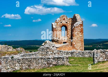 Ruthe ruines du château médiéval de Cesznek au sommet d'une colline verdoyante Banque D'Images