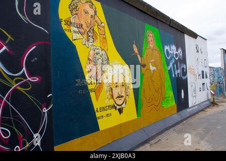 Art graffiti du mur de Berlin mettant en vedette des Allemands célèbres : Shiller, Goethe et Einstein. East Side Gallery. Berlin, Allemagne. Banque D'Images