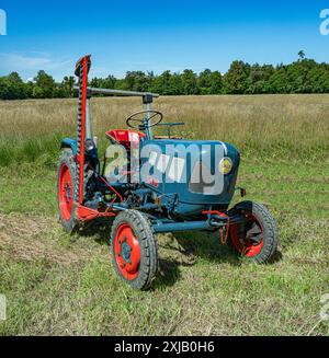 Tracteur historique Lanz Bulldog. Le Lanz Bulldog était un tracteur fabriqué par Heinrich Lanz AG à Mannheim, dans le Bade-Wuerttemberg, en Allemagne. Banque D'Images