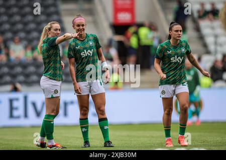 Le 16 juillet 2024, Megan Connolly et Caitlin Hayes d'Irlande lors de l'UEFA EURO 2025 qualification : Republic of Ireland 3 - France 1, ont joué à Páirc Uí Banque D'Images