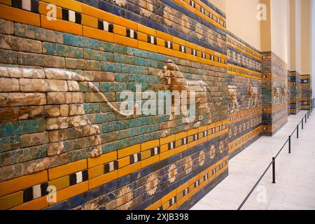 Mur de briques vitrées de la voie Processionnelle de Babylone. Musée de Pergame, Berlin. Allemagne. Banque D'Images