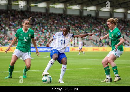 Le 16 juillet 2024, Vicki Becho, de France, protège le ballon contre Anna Patten et Aoife Mannion, d'Irlande, lors de l'UEFA EURO 2025 qualificatif : Republic o Banque D'Images