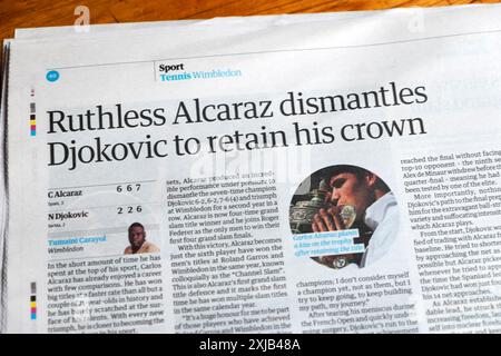 'Impitoyable (Carlos) Alcaraz déplaît à Djokovic de conserver sa couronne' titre du journal Guardian Wimbldon tennis mens final 14 juillet 2024 Londres Royaume-Uni Banque D'Images