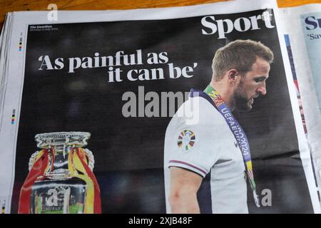 « Aussi douloureux que possible » journal Guardian titre retour page Euro2024 Euro 2024 football Angleterre perdre Sport article Harry Kane juillet 2024 Londres Royaume-Uni Banque D'Images