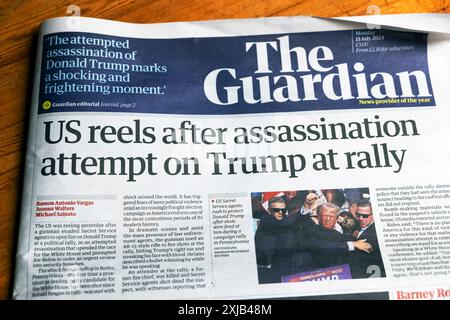 "LES ROULEAUX AMÉRICAINS après la tentative d'assassinat de Trump lors d'un rassemblement" le journal Guardian titre page d'accueil de l'élection présidentielle américaine article 15 juillet 2024 Royaume-Uni Banque D'Images