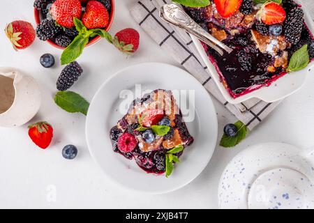 Gâteau de tarte de cordonnier aux baies sucrées fait maison avec diverses baies de forêt de jardin - fraise, mûre, myrtille, recette de dessert d'été sain dans la cuisson Banque D'Images