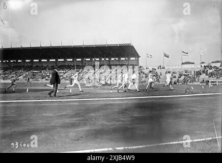 Athlétisme aux Jeux Olympiques d'été de Paris 1924 – Steeplechase du 3000 mètres masculin - victoire de ville Ritola (fin) - les Jeux Olympiques de Paris 1924 ont eu lieu au stade Olympique de Colombes (aujourd'hui stade Yves-du-Manoir) Banque D'Images