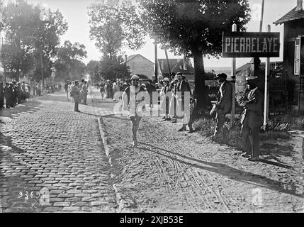 Coureur de Grande-Bretagne 'Mills' aux Jeux Olympiques de Paris 1924 - Marathon des Jeux Olympiques d'été à Pierrelaye Banque D'Images