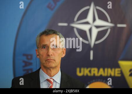 Yavoriv, Ukraine - 21 septembre 2015 : le secrétaire général de l'OTAN, Jens Stoltenberg, lors d'une conférence de presse au terrain d'entraînement de Yavoriv, en Ukraine. Banque D'Images