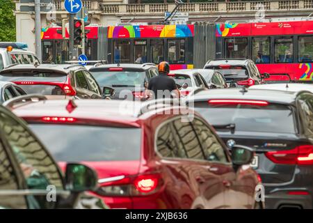 Viel Verkehr am Stachus, Berufsverkehr am Mittwochnachmittag, München, Juli 2024 Deutschland, München, juillet 2024, rote Ampel am Stachus, viele Autos im Berufsverkehr unterwegs, eine Tram fährt vorbei, Stadtverkehr am Mittwochnachmittag, Straßenverkehr, Sprichwort es geht zu wie am Stachus, Sommer, Bayern *** trafic intense à Stachus, trafic aux heures de pointe le mercredi après-midi, Munich, juillet 2024 Allemagne, Munich, juillet 2024, feu rouge à Stachus, beaucoup de voitures dans la circulation aux heures de pointe, un tramway passe, la circulation urbaine le mercredi après-midi, la circulation routière, disant son genre à Stachus, été, Bavar Banque D'Images